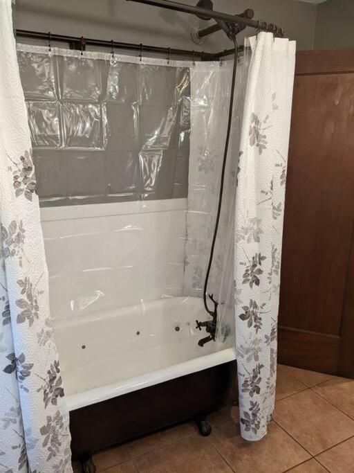 Large Bakery Apartment - Central Downtown Location Fredonia Zewnętrze zdjęcie